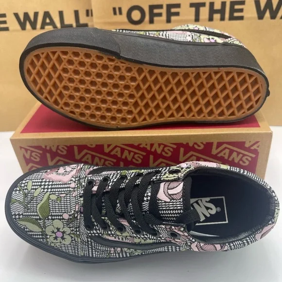 Vans Women's Old Skool Stackform Platform Sneakers
Tapestry Floral B
VN0009PZBM8 - Picture 4 of 16